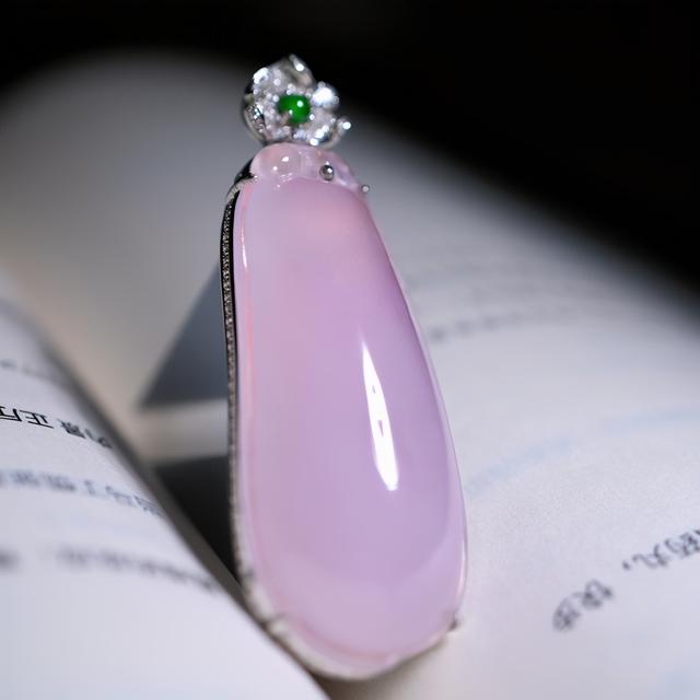 冰紫色翡翠手镯好吗,翡翠手镯对着光照里面有紫色-第1张图片-翡翠网 冰紫色翡翠手镯好吗,翡翠手镯对着光照里面有紫色-第1张图片-翡翠网