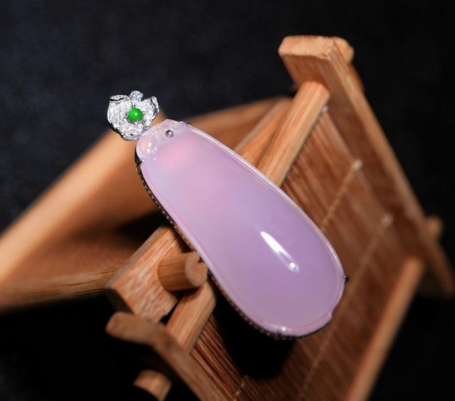 冰紫色翡翠手镯好吗,翡翠手镯对着光照里面有紫色-第2张图片-翡翠网 冰紫色翡翠手镯好吗,翡翠手镯对着光照里面有紫色-第2张图片-翡翠网