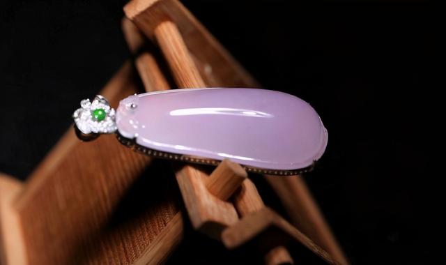 冰紫色翡翠手镯好吗,翡翠手镯对着光照里面有紫色-第4张图片-翡翠网 冰紫色翡翠手镯好吗,翡翠手镯对着光照里面有紫色-第4张图片-翡翠网