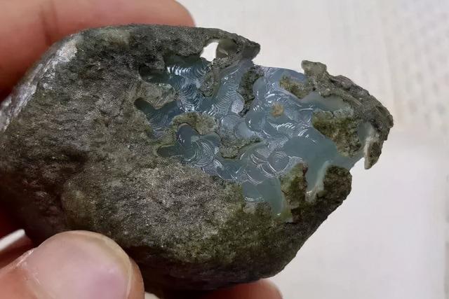 玻璃种翡翠原石价格,翡翠原石变成玻璃种-第2张图片-翡翠网 玻璃种翡翠原石价格,翡翠原石变成玻璃种-第2张图片-翡翠网