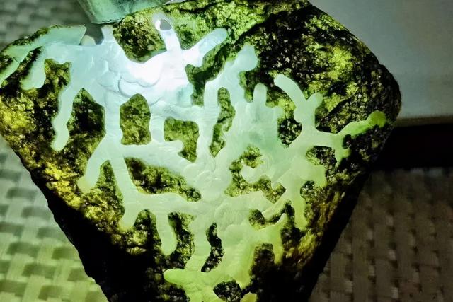 玻璃种翡翠原石价格,翡翠原石变成玻璃种-第4张图片-翡翠网 玻璃种翡翠原石价格,翡翠原石变成玻璃种-第4张图片-翡翠网