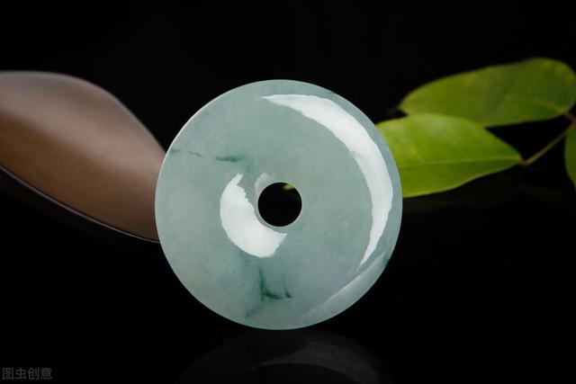 翡翠手镯上有沙眼,翡翠手镯有沙眼和裂哪个严重-第1张图片-翡翠网 翡翠手镯上有沙眼,翡翠手镯有沙眼和裂哪个严重-第1张图片-翡翠网