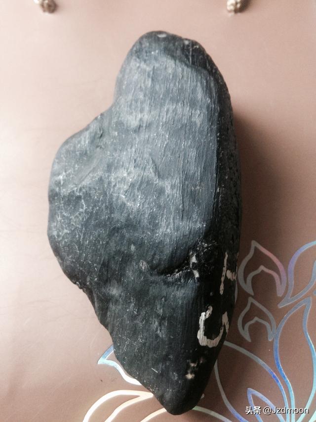 莫莫亮黄皮原石莫莫亮的翡翠原石-第1张图片-翡翠网 莫莫亮黄皮原石莫莫亮的翡翠原石-第1张图片-翡翠网