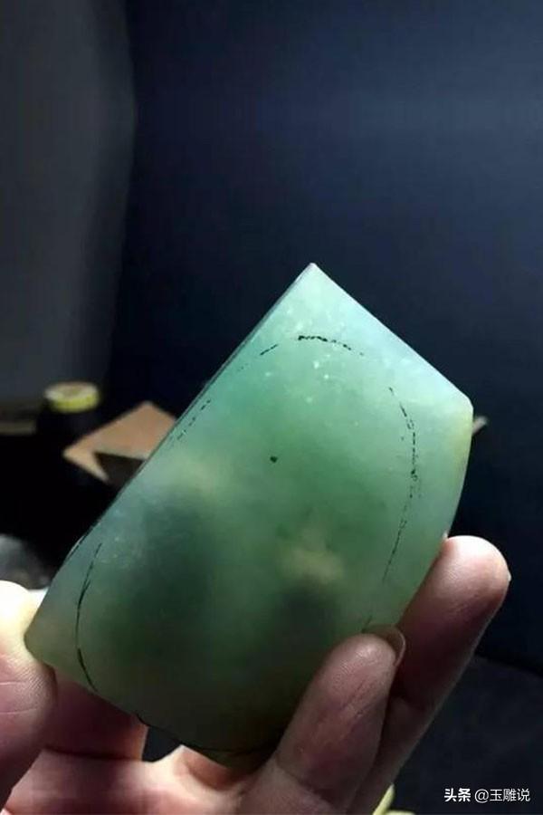 玻璃种帝王绿翡翠图片晴绿底玻璃种翡翠原石-第1张图片-翡翠网 玻璃种帝王绿翡翠图片晴绿底玻璃种翡翠原石-第1张图片-翡翠网