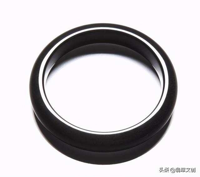 翡翠手镯含绿色,翡翠玉手镯白色好还是绿色好-第3张图片-翡翠网 翡翠手镯含绿色,翡翠玉手镯白色好还是绿色好-第3张图片-翡翠网