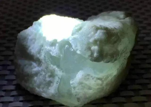 翡翠原石白岩沙的特征,姐堆场口翡翠原石特征-第5张图片-翡翠网 翡翠原石白岩沙的特征,姐堆场口翡翠原石特征-第5张图片-翡翠网