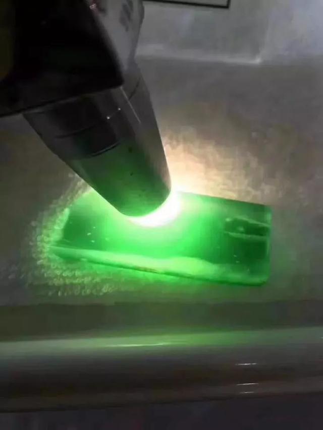 翡翠原石切一刀要多少钱,翡翠原石多少一克-第3张图片-翡翠网 翡翠原石切一刀要多少钱,翡翠原石多少一克-第3张图片-翡翠网