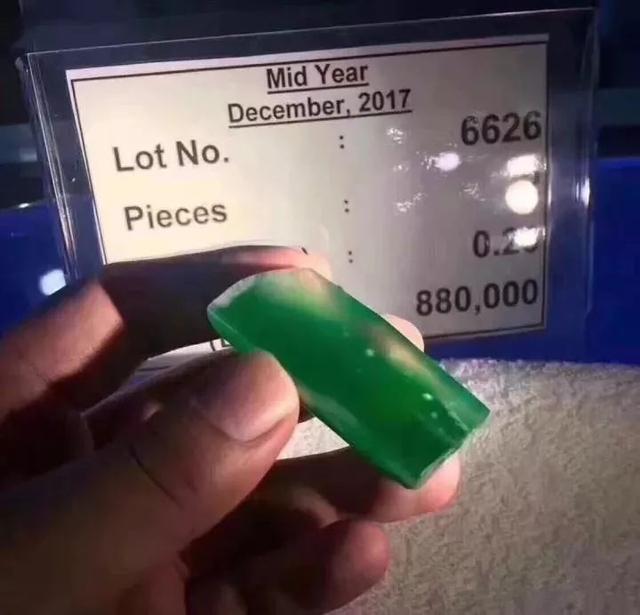 翡翠原石切一刀要多少钱,翡翠原石多少一克-第4张图片-翡翠网 翡翠原石切一刀要多少钱,翡翠原石多少一克-第4张图片-翡翠网