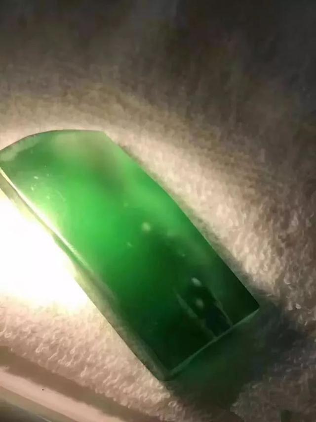 翡翠原石切一刀要多少钱,翡翠原石多少一克-第5张图片-翡翠网 翡翠原石切一刀要多少钱,翡翠原石多少一克-第5张图片-翡翠网