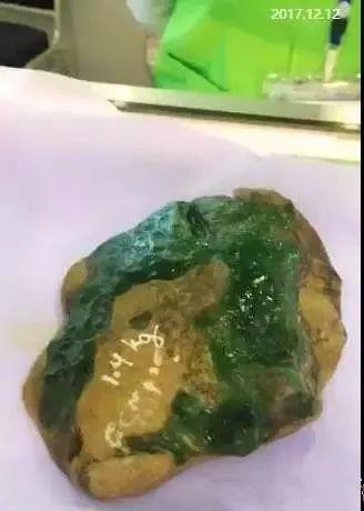 翡翠原石切一刀要多少钱,翡翠原石多少一克-第11张图片-翡翠网 翡翠原石切一刀要多少钱,翡翠原石多少一克-第11张图片-翡翠网