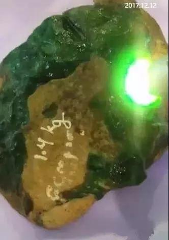 翡翠原石切一刀要多少钱,翡翠原石多少一克-第12张图片-翡翠网 翡翠原石切一刀要多少钱,翡翠原石多少一克-第12张图片-翡翠网