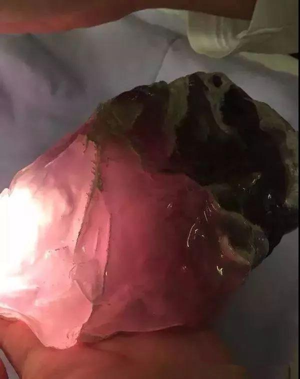 翡翠原石切一刀要多少钱,翡翠原石多少一克-第17张图片-翡翠网 翡翠原石切一刀要多少钱,翡翠原石多少一克-第17张图片-翡翠网