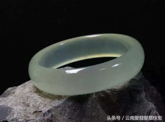 翡翠手镯3万的简单介绍-第1张图片-翡翠网 翡翠手镯3万的简单介绍-第1张图片-翡翠网