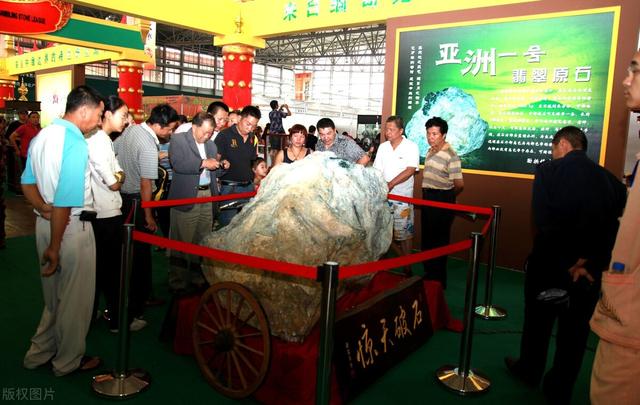 亚洲一号赌石亮相3吨翡翠原石的简单介绍-第3张图片-翡翠网 亚洲一号赌石亮相3吨翡翠原石的简单介绍-第3张图片-翡翠网