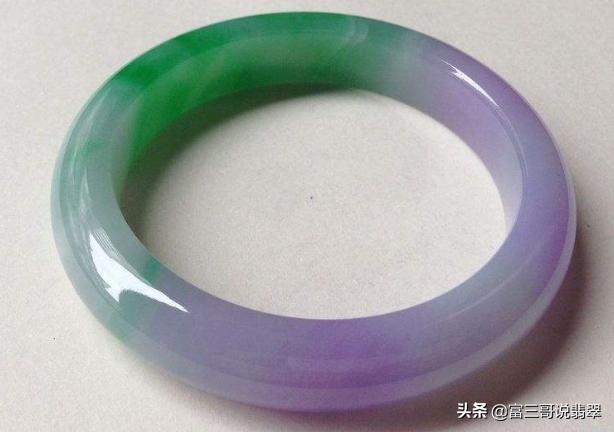 春带彩翡翠手镯好吗春带彩翡翠手镯价值-第6张图片-翡翠网 春带彩翡翠手镯好吗春带彩翡翠手镯价值-第6张图片-翡翠网