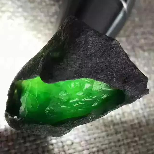 翡翠原石加工价格行情,冰种翡翠原石价格行情-第5张图片-翡翠网 翡翠原石加工价格行情,冰种翡翠原石价格行情-第5张图片-翡翠网