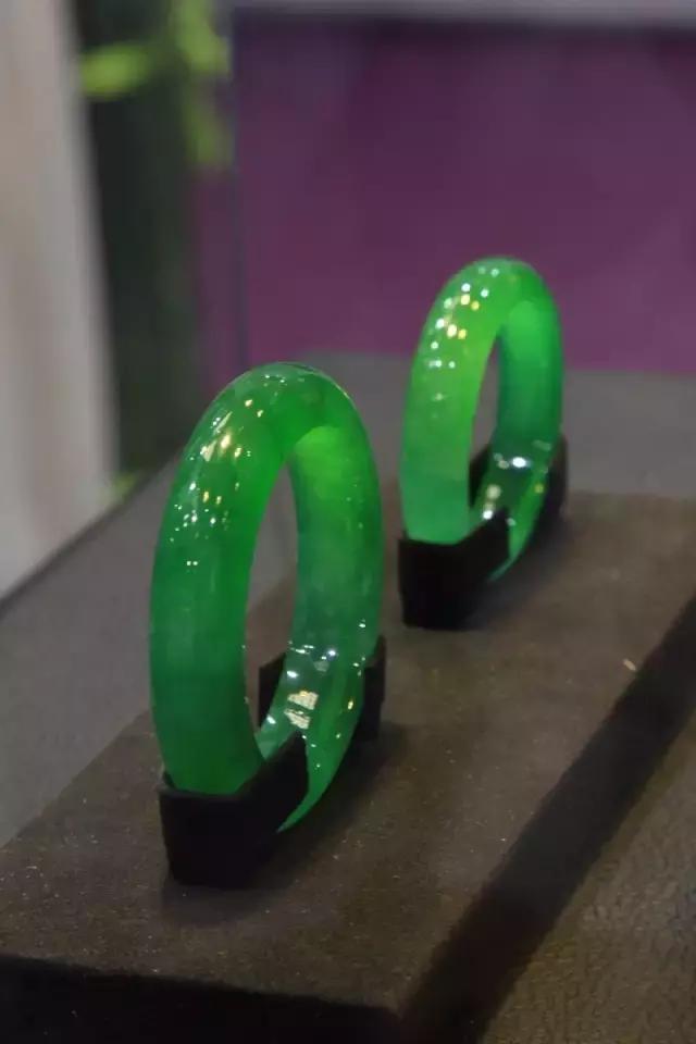 关于翡翠手镯的美与生俱来的信息-第1张图片-翡翠网 关于翡翠手镯的美与生俱来的信息-第1张图片-翡翠网