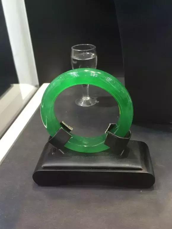 关于翡翠手镯的美与生俱来的信息-第2张图片-翡翠网 关于翡翠手镯的美与生俱来的信息-第2张图片-翡翠网