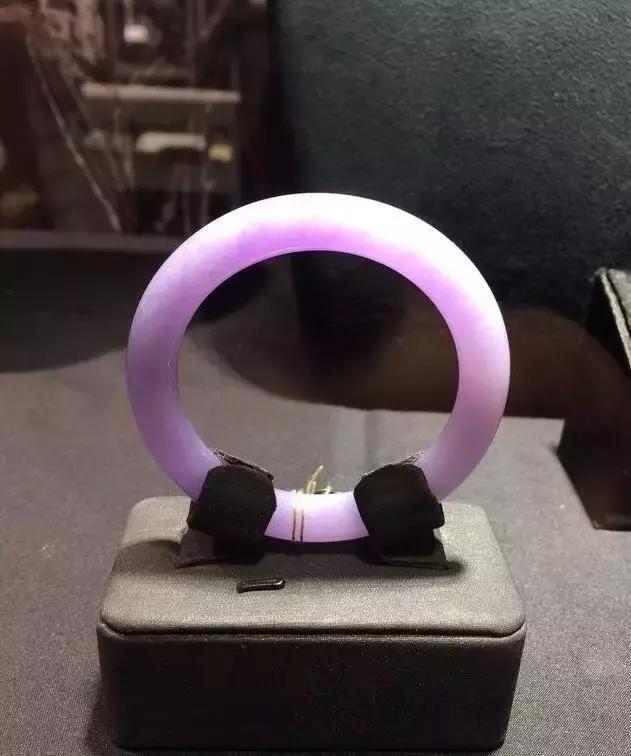 关于翡翠手镯的美与生俱来的信息-第9张图片-翡翠网 关于翡翠手镯的美与生俱来的信息-第9张图片-翡翠网