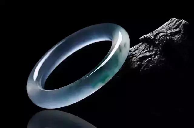 关于翡翠手镯的美与生俱来的信息-第16张图片-翡翠网 关于翡翠手镯的美与生俱来的信息-第16张图片-翡翠网