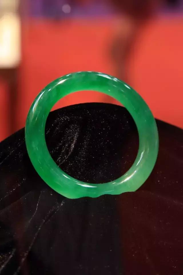 关于翡翠手镯的美与生俱来的信息-第19张图片-翡翠网 关于翡翠手镯的美与生俱来的信息-第19张图片-翡翠网