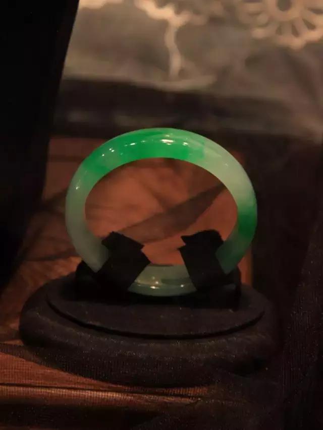 关于翡翠手镯的美与生俱来的信息-第30张图片-翡翠网 关于翡翠手镯的美与生俱来的信息-第30张图片-翡翠网