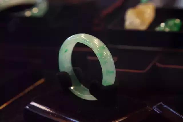 关于翡翠手镯的美与生俱来的信息-第31张图片-翡翠网 关于翡翠手镯的美与生俱来的信息-第31张图片-翡翠网