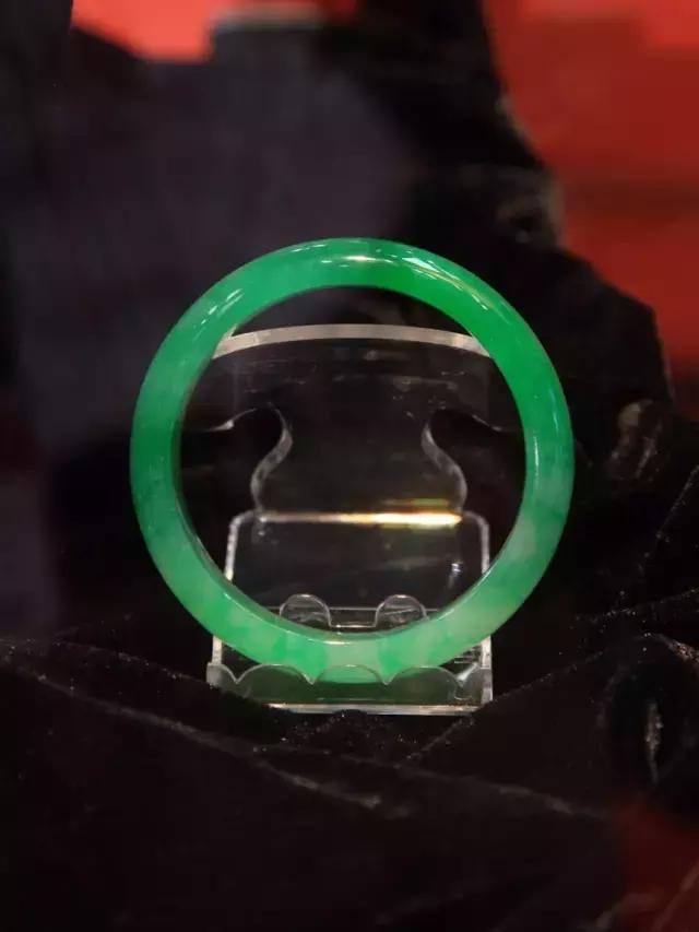 关于翡翠手镯的美与生俱来的信息-第32张图片-翡翠网 关于翡翠手镯的美与生俱来的信息-第32张图片-翡翠网