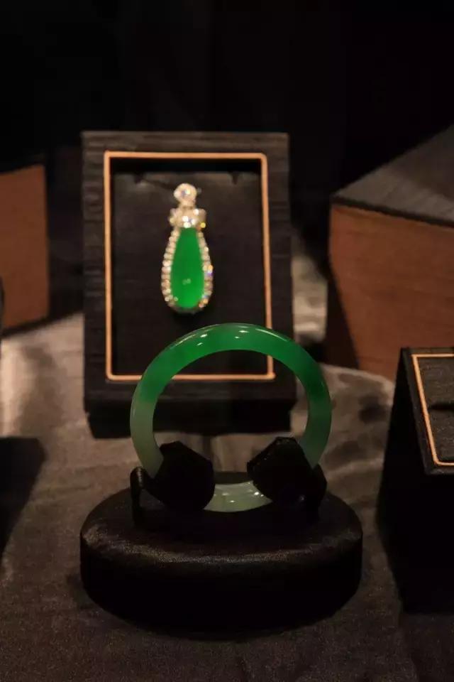 关于翡翠手镯的美与生俱来的信息-第40张图片-翡翠网 关于翡翠手镯的美与生俱来的信息-第40张图片-翡翠网