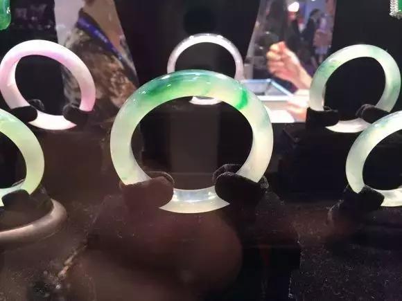 关于翡翠手镯的美与生俱来的信息-第45张图片-翡翠网 关于翡翠手镯的美与生俱来的信息-第45张图片-翡翠网