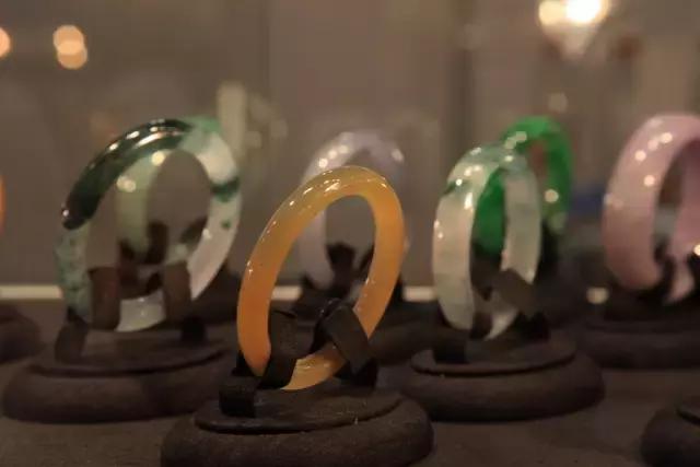 关于翡翠手镯的美与生俱来的信息-第49张图片-翡翠网 关于翡翠手镯的美与生俱来的信息-第49张图片-翡翠网