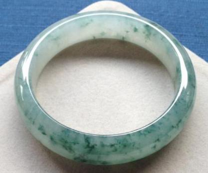 怎样让翡翠手镯通透,翡翠手镯怎么养才能透-第1张图片-翡翠网 怎样让翡翠手镯通透,翡翠手镯怎么养才能透-第1张图片-翡翠网