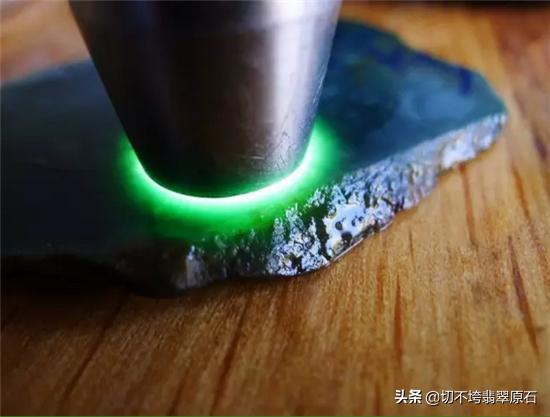 翡翠原石 不透光翡翠绿的玉不透光是真是假-第2张图片-翡翠网 翡翠原石 不透光翡翠绿的玉不透光是真是假-第2张图片-翡翠网