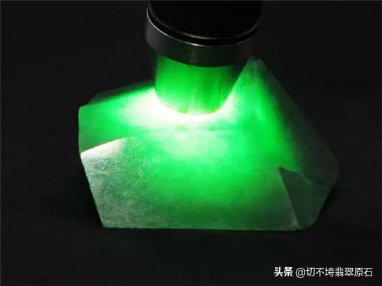 翡翠原石 不透光翡翠绿的玉不透光是真是假-第4张图片-翡翠网 翡翠原石 不透光翡翠绿的玉不透光是真是假-第4张图片-翡翠网