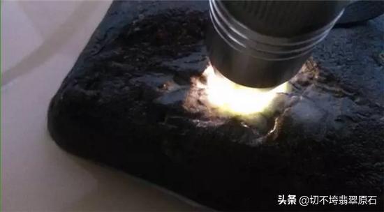 翡翠原石 不透光翡翠绿的玉不透光是真是假-第7张图片-翡翠网 翡翠原石 不透光翡翠绿的玉不透光是真是假-第7张图片-翡翠网