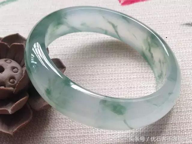 牛奶底飘花翡翠手镯价格冰飘花翡翠手镯价格-第8张图片-翡翠网 牛奶底飘花翡翠手镯价格冰飘花翡翠手镯价格-第8张图片-翡翠网