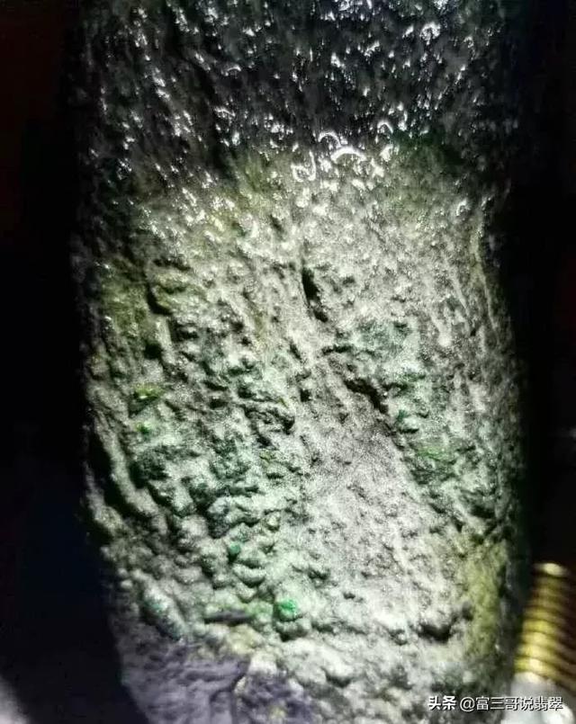 赌翡翠原石知识翡翠原石入门级知识大全-第13张图片-翡翠网 赌翡翠原石知识翡翠原石入门级知识大全-第13张图片-翡翠网