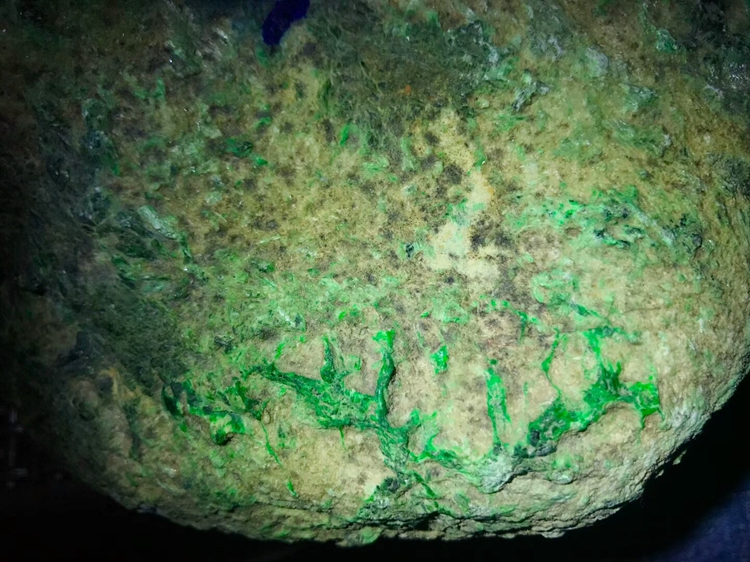 天然一手货源翡翠原石,缅甸翡翠手镯一手货源-第1张图片-翡翠网 天然一手货源翡翠原石,缅甸翡翠手镯一手货源-第1张图片-翡翠网