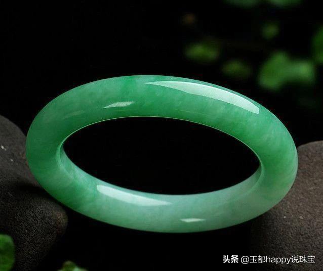 翡翠手镯日常磕碰翡翠手镯怕磕碰吗-第1张图片-翡翠网 翡翠手镯日常磕碰翡翠手镯怕磕碰吗-第1张图片-翡翠网