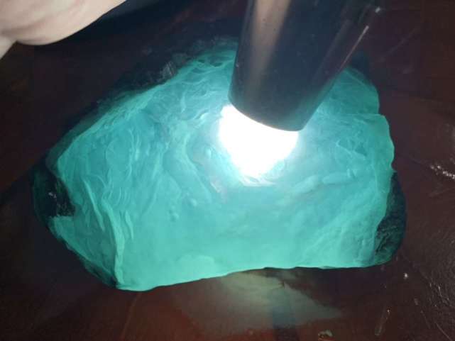 翡翠原石的价格,翡翠原石值钱不-第2张图片-翡翠网 翡翠原石的价格,翡翠原石值钱不-第2张图片-翡翠网