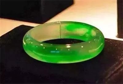 价值9000万元的极品翡翠手镯,翡翠手镯极品价格-第1张图片-翡翠网 价值9000万元的极品翡翠手镯,翡翠手镯极品价格-第1张图片-翡翠网