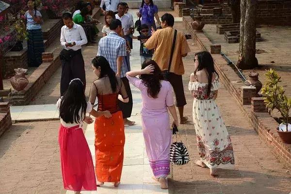 翡翠手镯带皮影响吗翡翠手镯带皮-第1张图片-翡翠网 翡翠手镯带皮影响吗翡翠手镯带皮-第1张图片-翡翠网