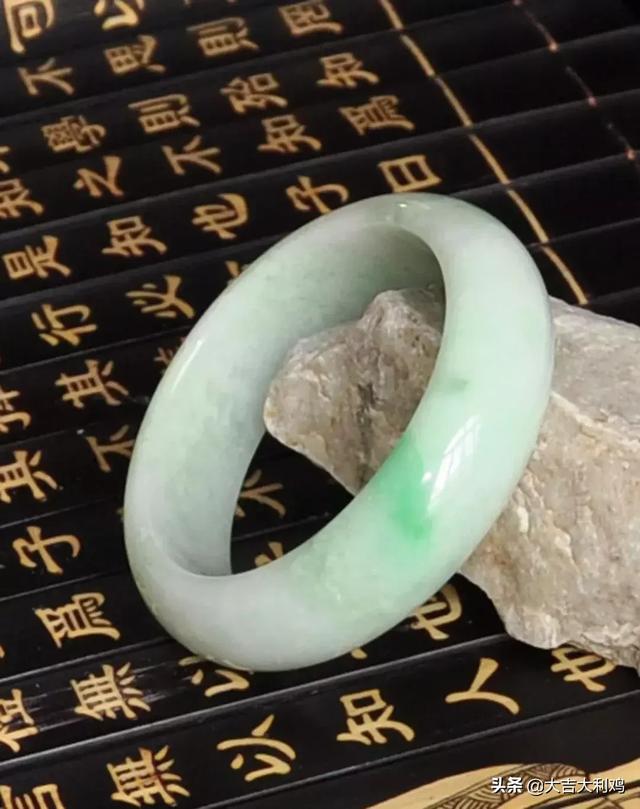 翡翠原石怎么区分种水,翡翠原石老料和新料怎样区分-第19张图片-翡翠网 翡翠原石怎么区分种水,翡翠原石老料和新料怎样区分-第19张图片-翡翠网