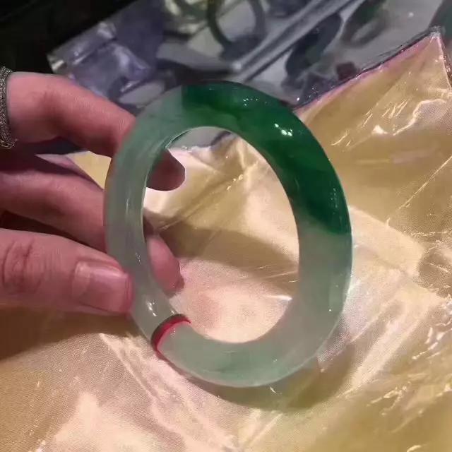 翡翠手镯带绿,翡翠手镯戴了两天变绿了-第4张图片-翡翠网 翡翠手镯带绿,翡翠手镯戴了两天变绿了-第4张图片-翡翠网