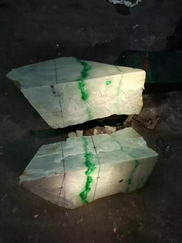 翡翠手镯带绿,翡翠手镯戴了两天变绿了-第7张图片-翡翠网 翡翠手镯带绿,翡翠手镯戴了两天变绿了-第7张图片-翡翠网