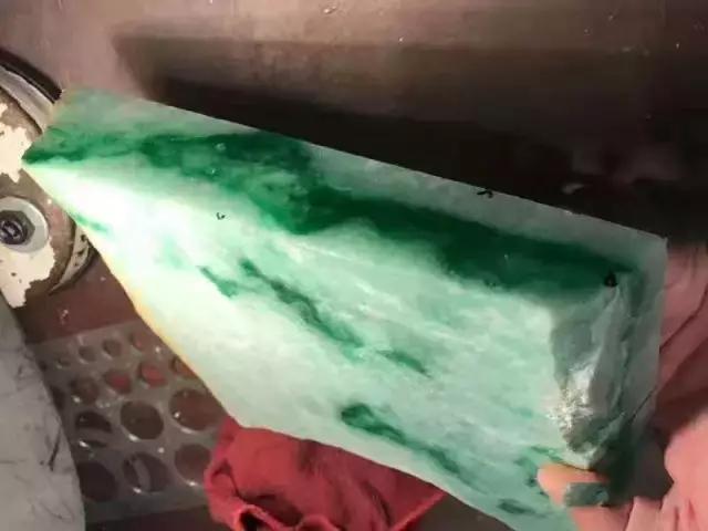 翡翠手镯带绿,翡翠手镯戴了两天变绿了-第8张图片-翡翠网 翡翠手镯带绿,翡翠手镯戴了两天变绿了-第8张图片-翡翠网