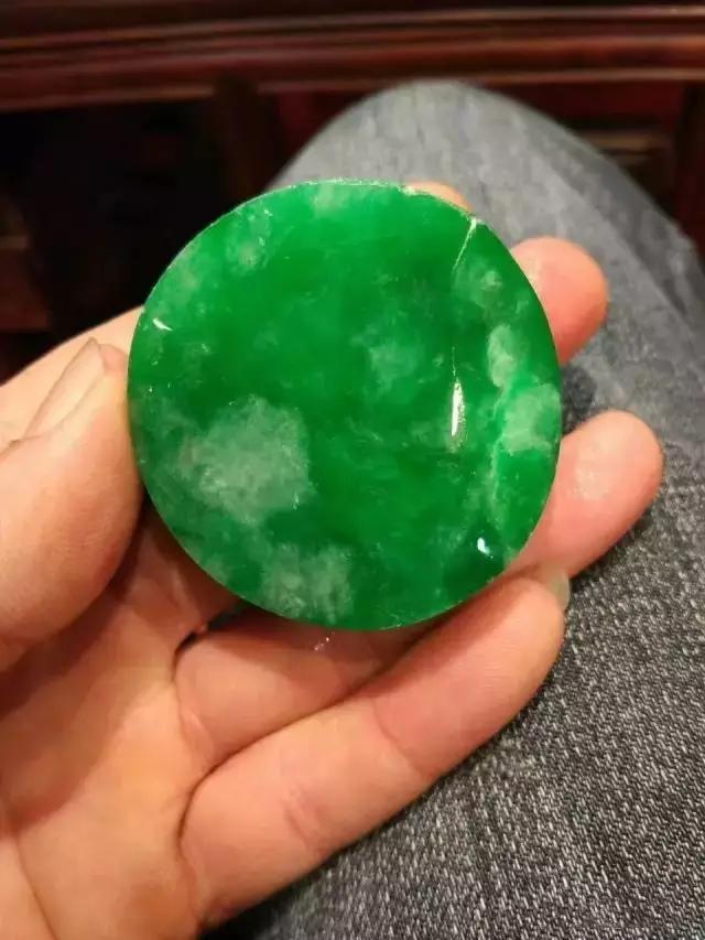 翡翠手镯带绿,翡翠手镯戴了两天变绿了-第10张图片-翡翠网 翡翠手镯带绿,翡翠手镯戴了两天变绿了-第10张图片-翡翠网