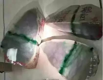 翡翠手镯带绿,翡翠手镯戴了两天变绿了-第15张图片-翡翠网 翡翠手镯带绿,翡翠手镯戴了两天变绿了-第15张图片-翡翠网