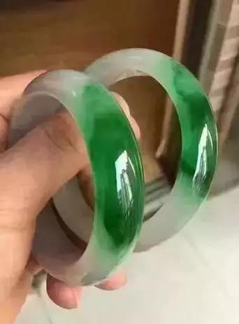 翡翠手镯带绿,翡翠手镯戴了两天变绿了-第19张图片-翡翠网 翡翠手镯带绿,翡翠手镯戴了两天变绿了-第19张图片-翡翠网