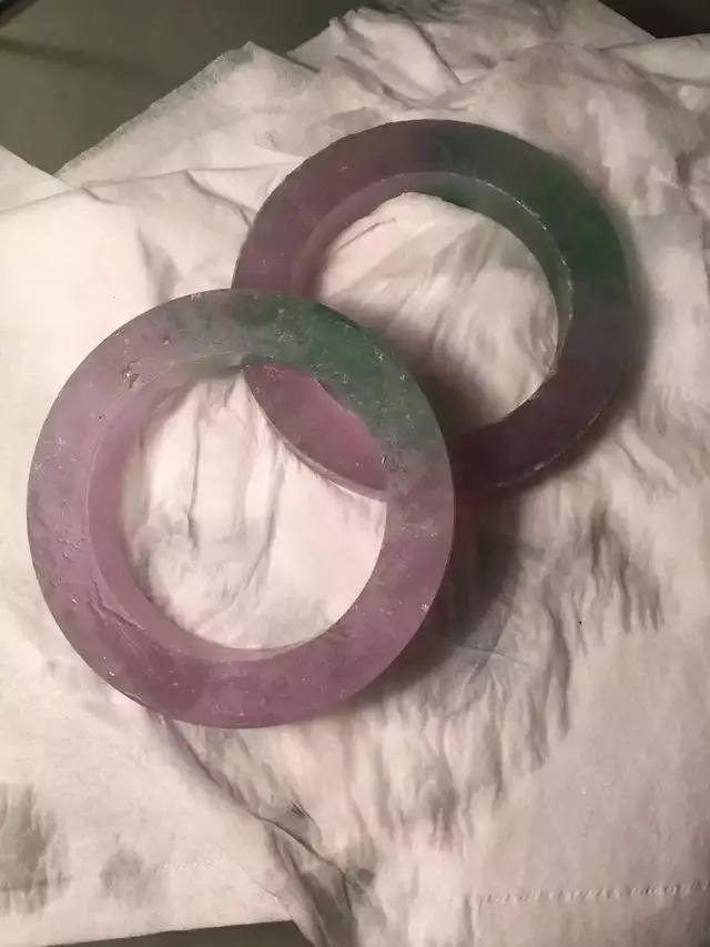 翡翠手镯带绿,翡翠手镯戴了两天变绿了-第23张图片-翡翠网 翡翠手镯带绿,翡翠手镯戴了两天变绿了-第23张图片-翡翠网